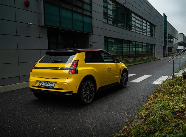 voiture renault r5 electrique jaune à Montigny-le-Bretonneux près de Versailles dans les Yvelines 78